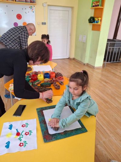 изработване на кърпички - ДГ Зорница - Гавраилово